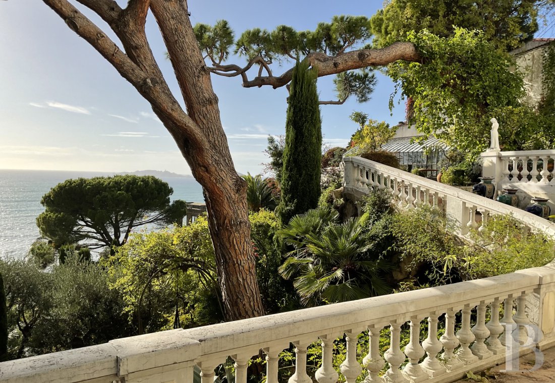À Marseille, au cœur du Roucas-Blanc, une villa du 19ème siècle et ses spectaculaires jardins et rocailles dominant la corniche - photo  n°22